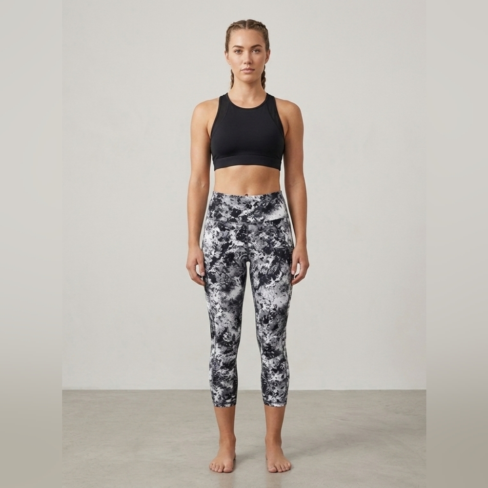 UNDER ARMOUR Soft Black and White Yoga Running Waistband Ankle Leggings - Size M